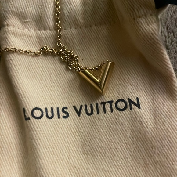 Louis Vuitton 100% Authentic Essential V Necklace with dust-bag & Box - Picture 7 of 8